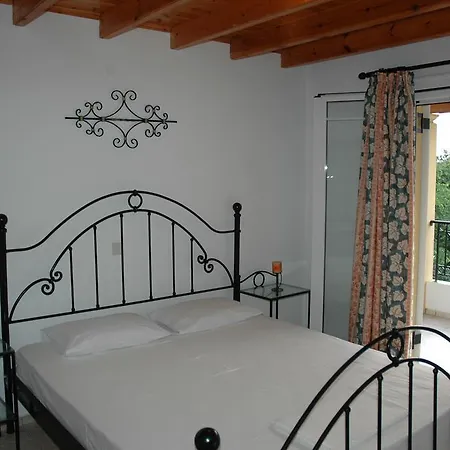 Iron House Apartment *